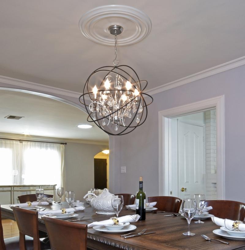 Showcasing Focal Points with Statement Fixtures and Precision Spotlights